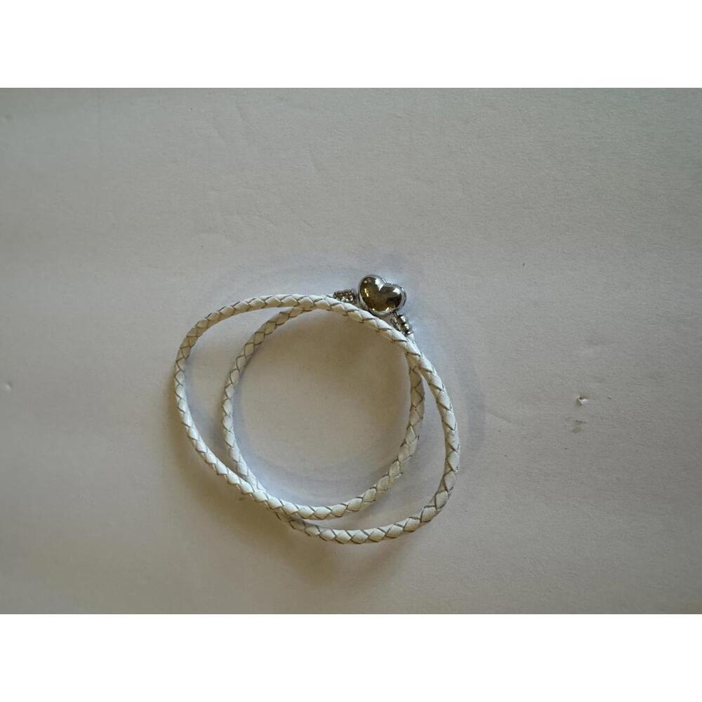 Charming White Leather Bracelet with Heart Charm j373